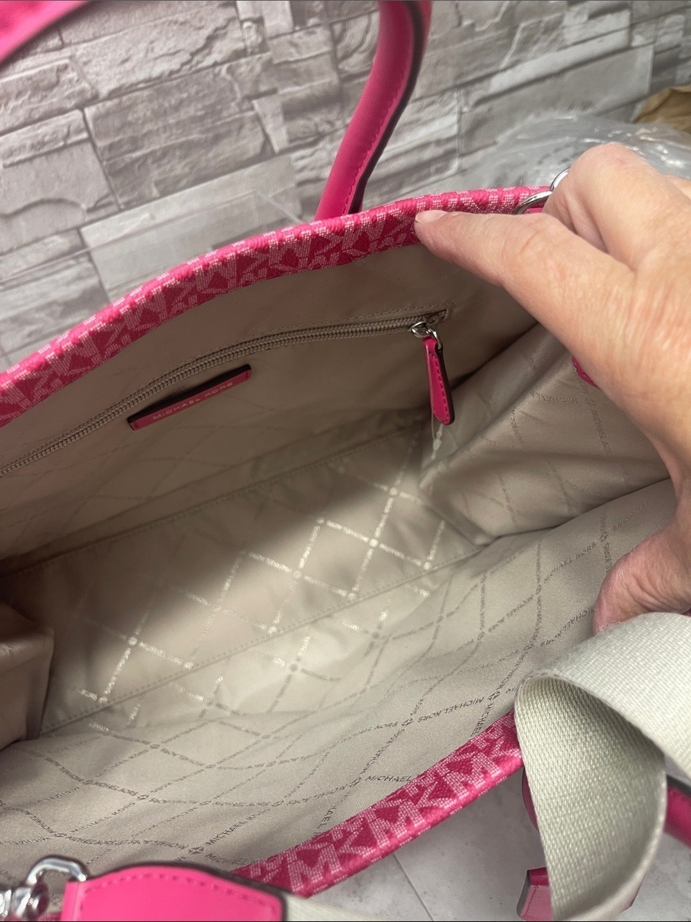Michael Kors Mirella Medium Ombre Signature Tote & Matching Wallet Dragonfruit - Picture 5 of 11